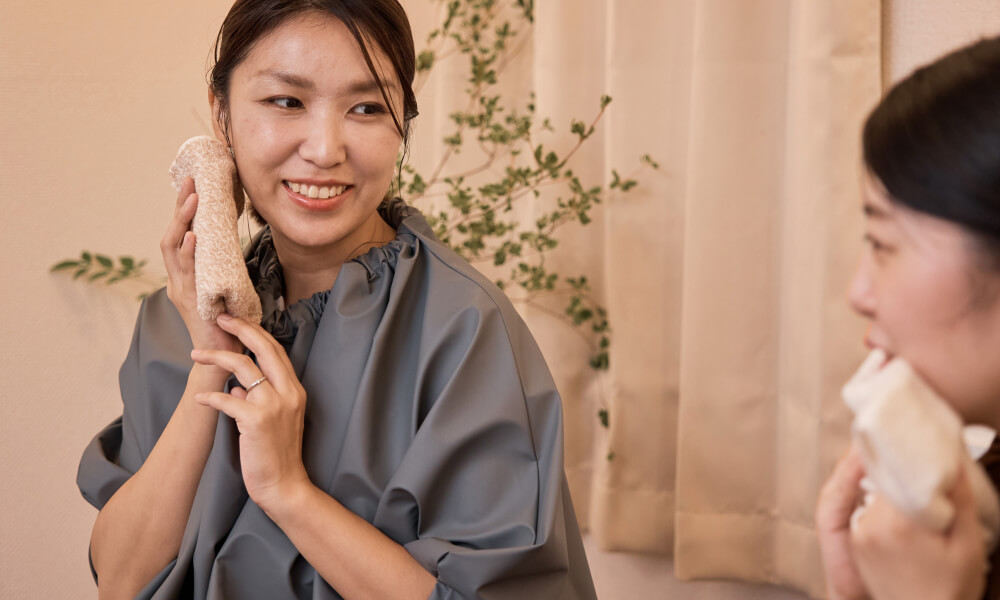 友人と会話を楽しみながらリラックスした表情の女性