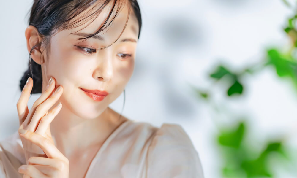 柔らかな自然光に包まれた女性が微笑む、美しい横顔のポートレート